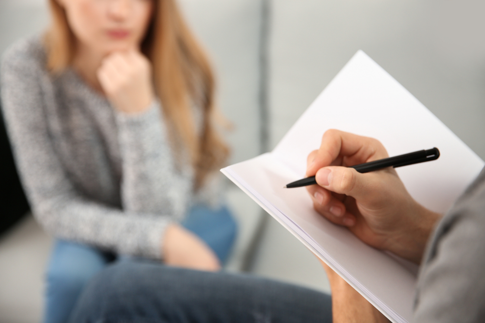 homme travaillant en seance avec jeune femme vu de près