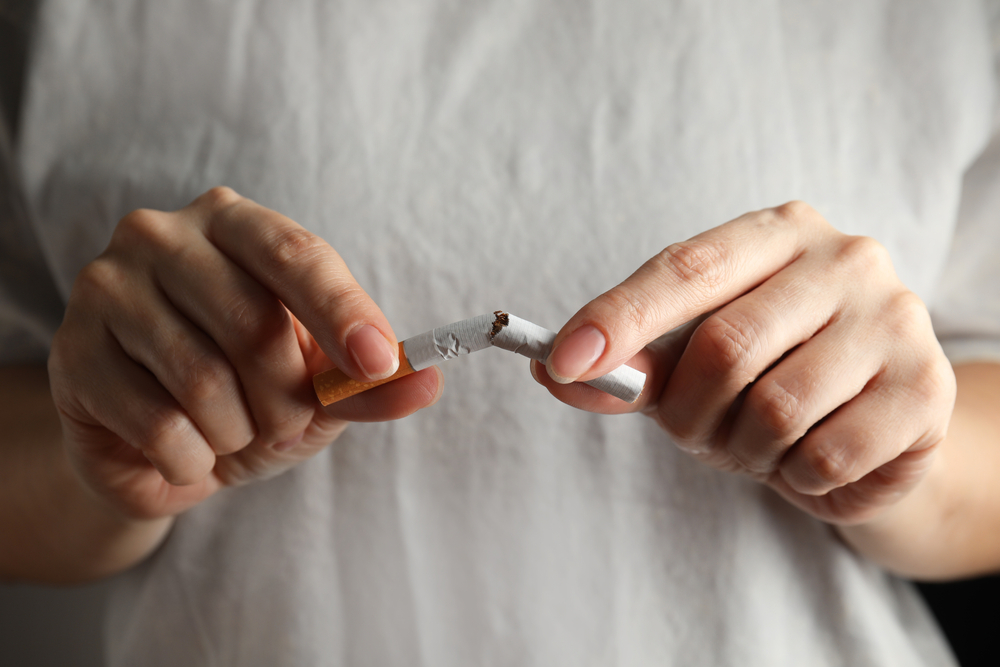 femme cassant une cigarette
