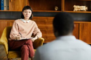 personne qui fait suivre une séance à un homme